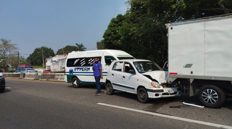 Aparatosa carambola deja un lesionado y daños materiales en la vía Frontera – Villahermosa