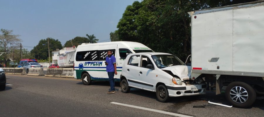 Aparatosa carambola deja un lesionado y daños materiales en la vía Frontera – Villahermosa