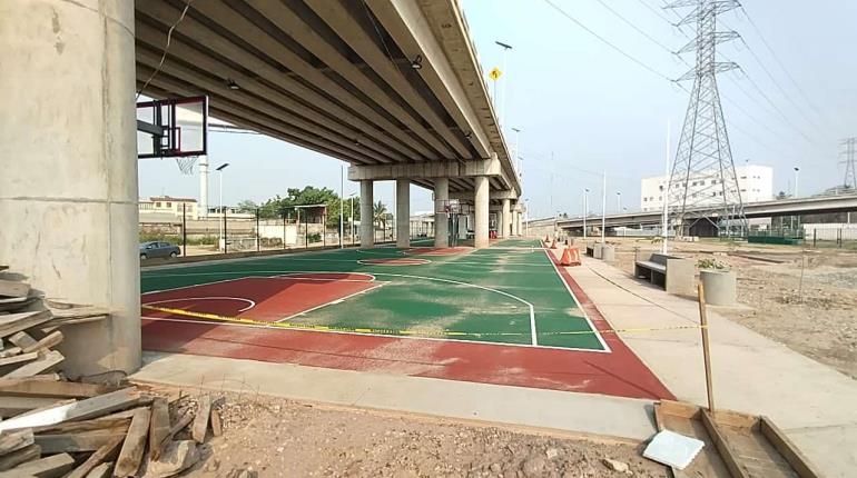 Construyen canchas de basquetbol debajo de puentes del distribuidor vial de Guayabal 