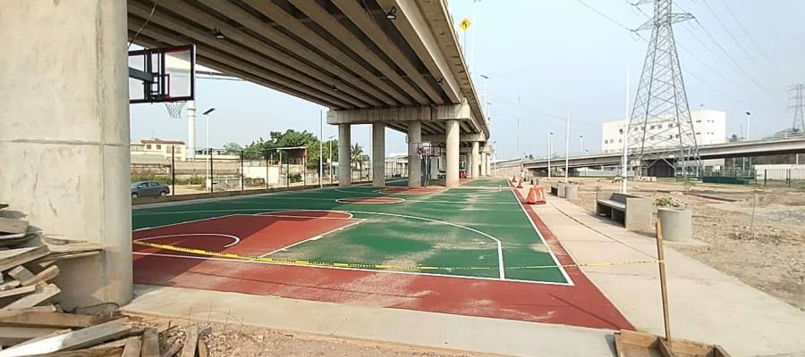 Construyen canchas de basquetbol debajo de puentes del distribuidor vial de Guayabal 