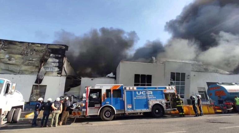 Fuerte incendio consume bodegas de parque industrial en Querétaro