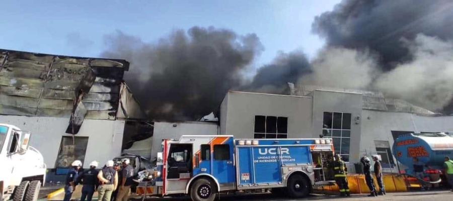 Fuerte incendio consume bodegas de parque industrial en Querétaro