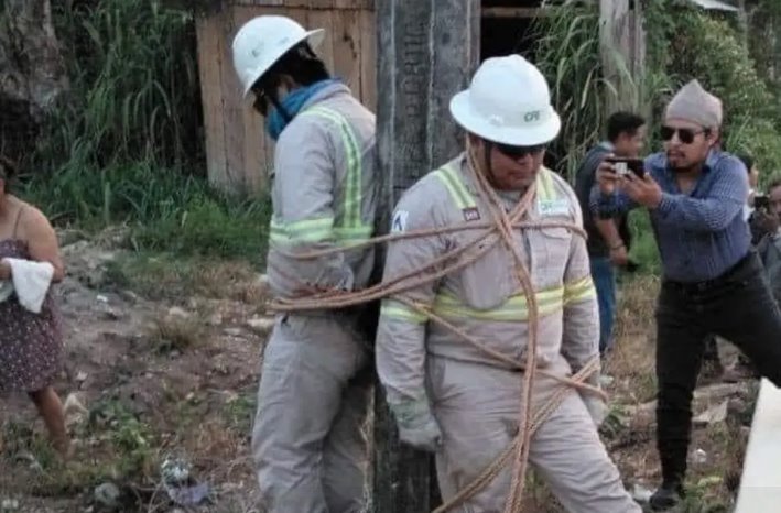 Amarran a trabajadores de CFE a un poste en Palenque