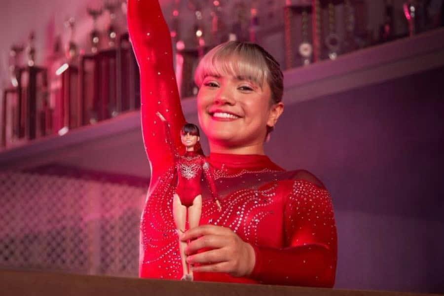 Barbie diseña muñeca en honor a la gimnasta mexicana Alexa Moreno