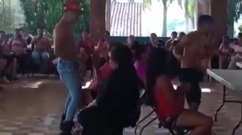 Candidato del PAN contrata strippers para mitin, en Ziracuaretiro, Michoacán