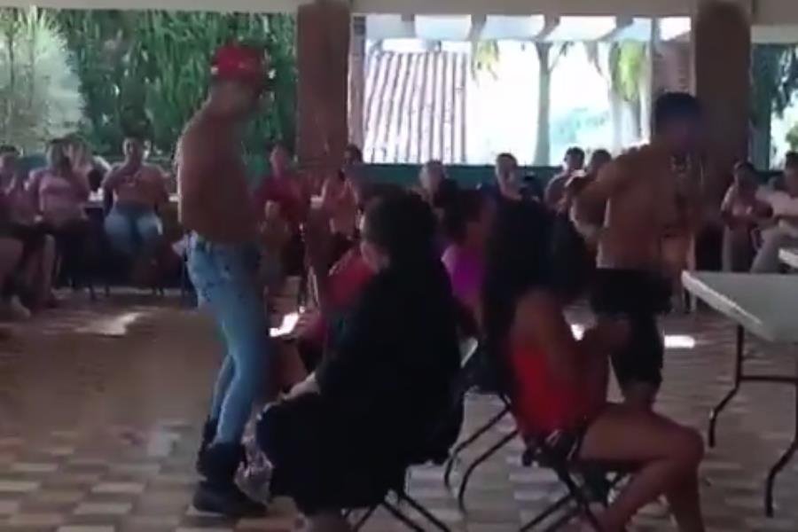 Candidato del PAN contrata strippers para mitin, en Ziracuaretiro, Michoacán