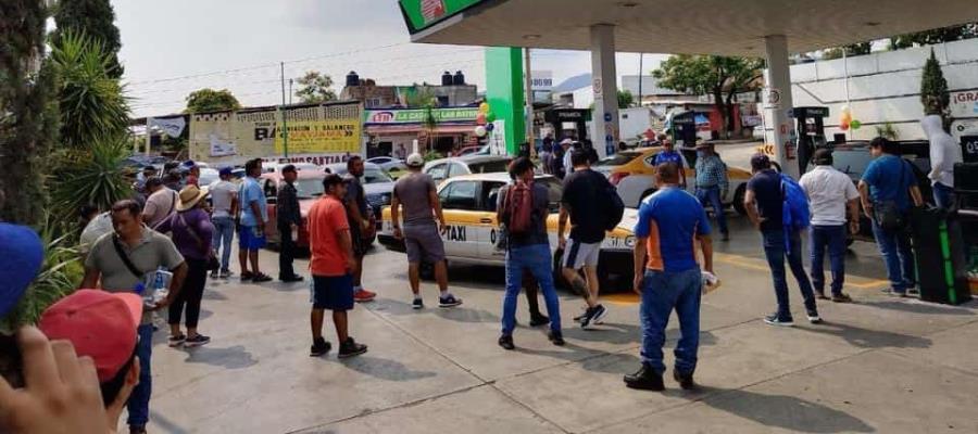 CNTE toma gasolineras y regalan combustible en Chiapas