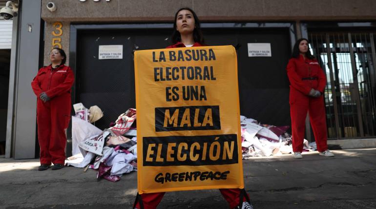 Ambientalistas protestan en CDMX contra la basura electoral