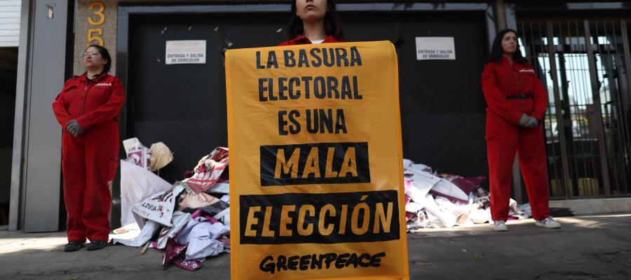 Ambientalistas protestan en CDMX contra la basura electoral