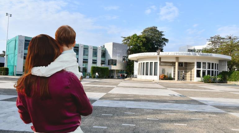 La UJAT anuncia becas para alumnas que son madres solteras