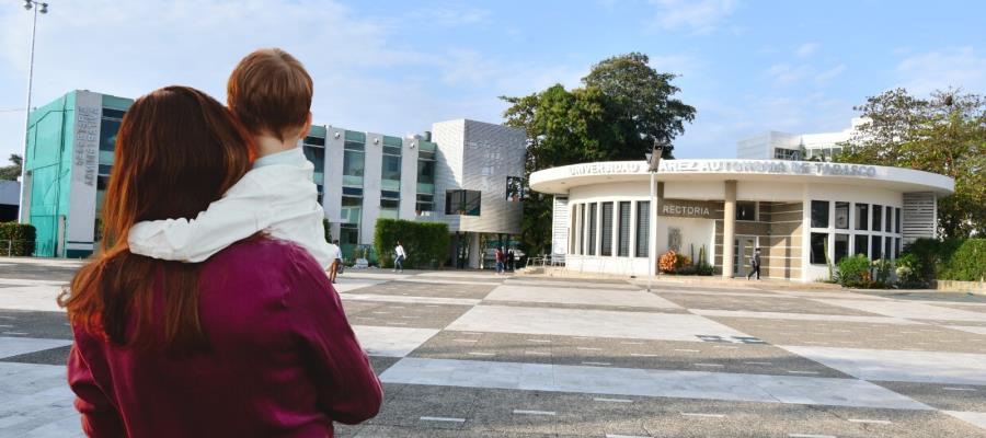 La UJAT anuncia becas para alumnas que son madres solteras