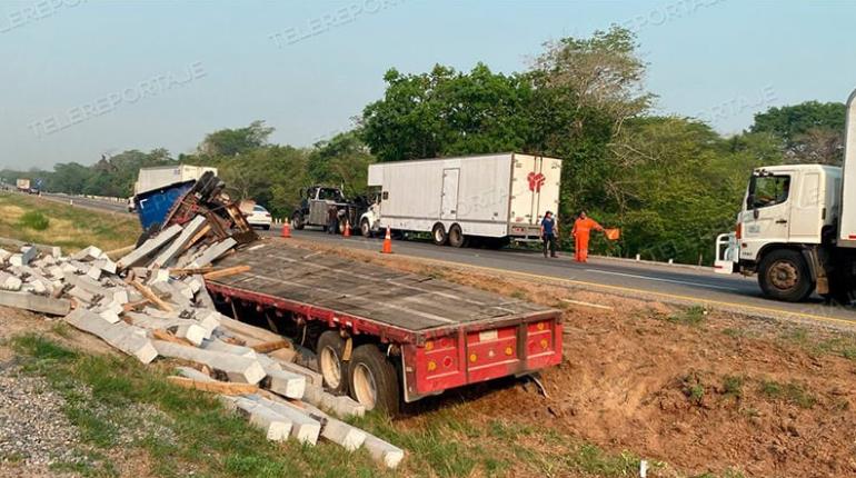 Vuelca tráiler sobre camellón del libramiento de Villahermosa 