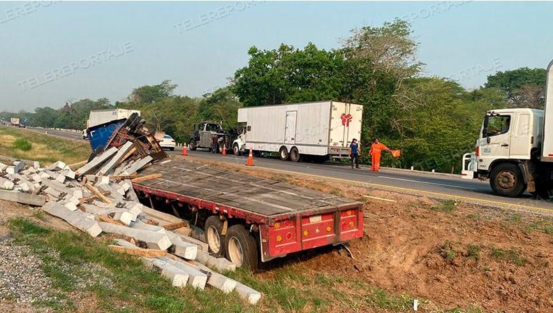 Vuelca tráiler sobre camellón del libramiento de Villahermosa 