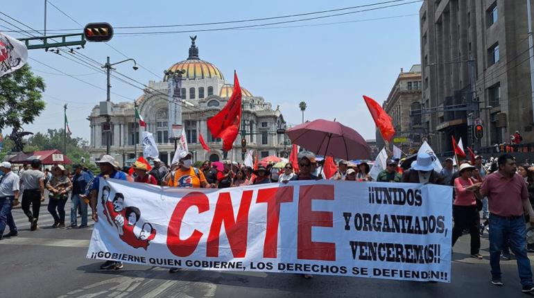 Maestros de la CNTE protestan en sedes de partidos y del INE