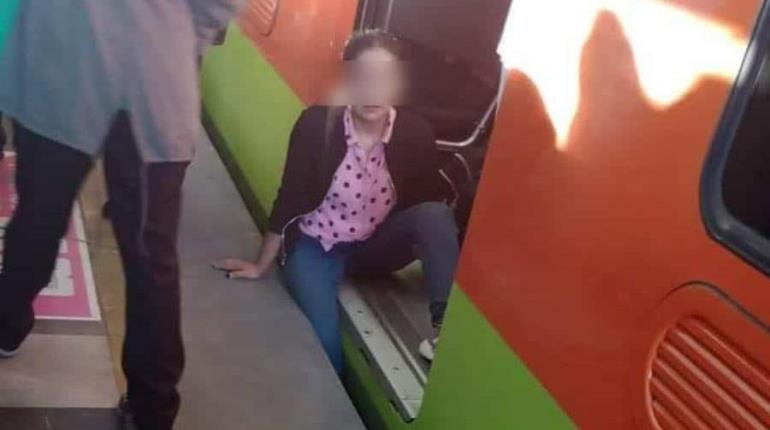 Mujer queda atrapada entre andén y vagón del Metro de CDMX