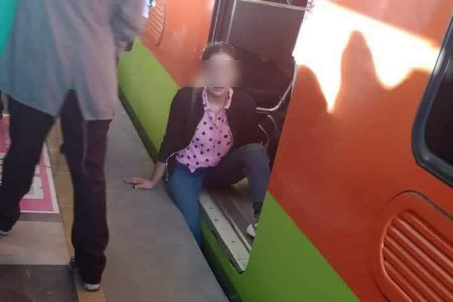 Mujer queda atrapada entre andén y vagón del Metro de CDMX