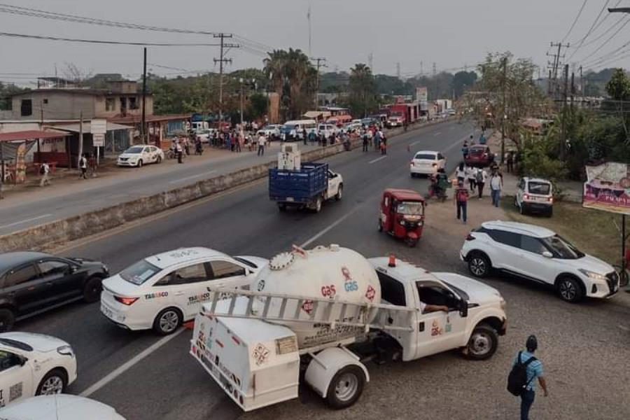 Pobladores bloquean la Villahermosa-Teapa por falta de energía eléctrica