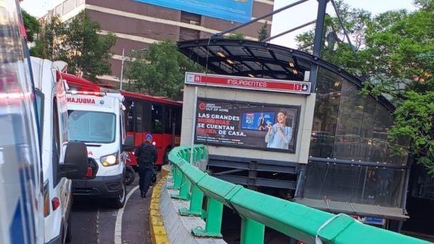 Choque de dos unidades del Metrobús deja 11 personas lesionadas en CDMX