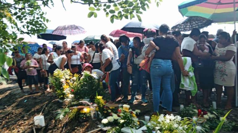 Colocan cruces y realizan oración en memoria de víctimas del accidente en vía corta a Cunduacán 