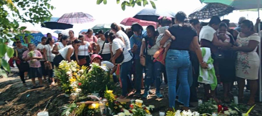 Colocan cruces y realizan oración en memoria de víctimas del accidente en vía corta a Cunduacán 