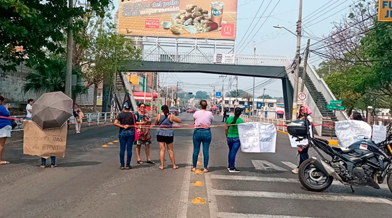 Bloquean Méndez por falta de energía eléctrica en primaria de Atasta