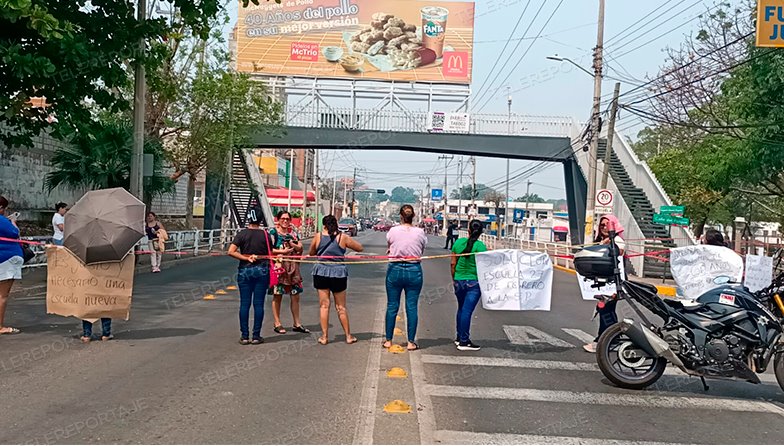 Bloquean Méndez por falta de energía eléctrica en primaria de Atasta