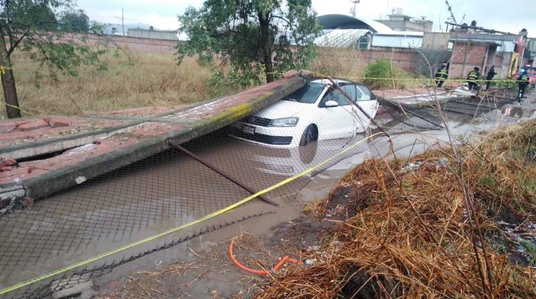 "Tornado" deja 2 muertos y destrozos en Toluca, Edomex