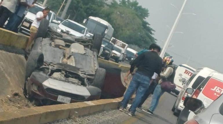 Automovilista pierde el control y termina volcado en la Macuspana-Villahermosa