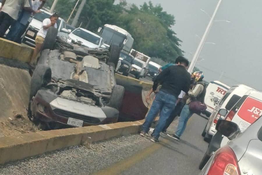 Automovilista pierde el control y termina volcado en la Macuspana-Villahermosa