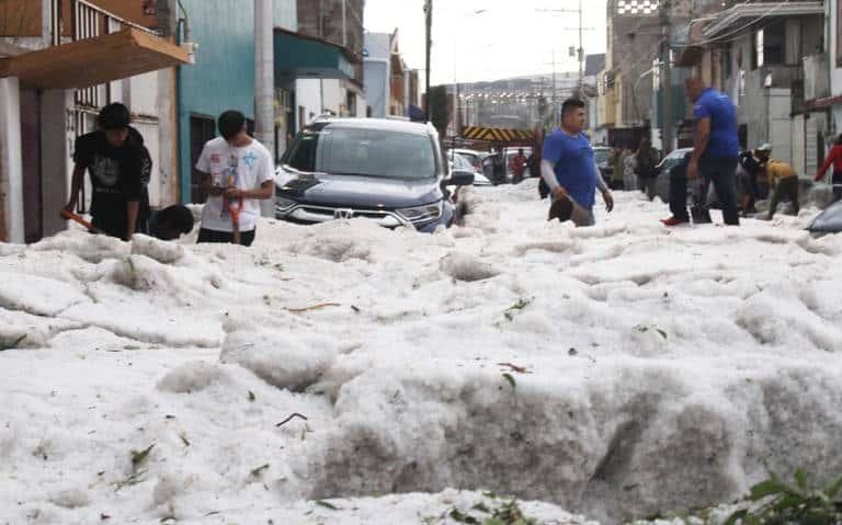 Granizada "pinta" a Puebla de blanco y deja daños