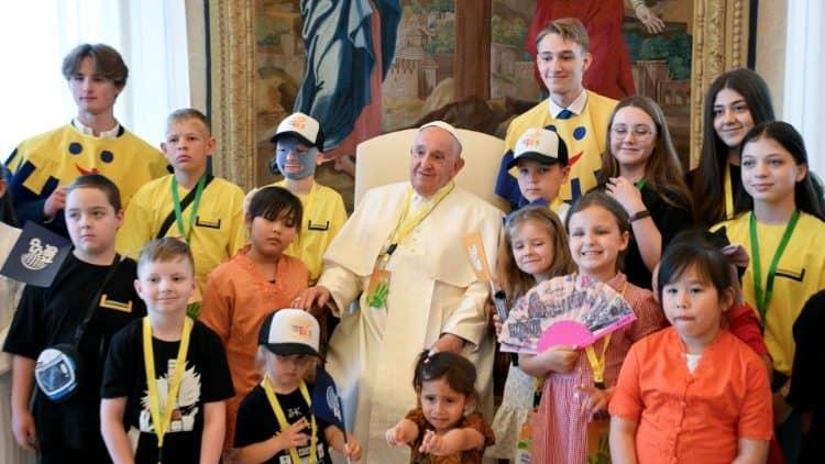 Papa Francisco recibe a niños heridos en guerra de Ucrania y Medio Oriente