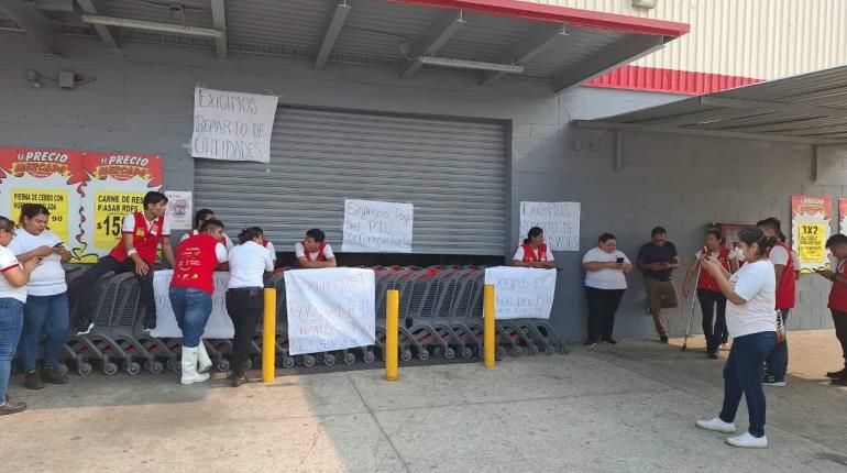 Trabajadores de Soriana se declaran en paro de brazos caídos en Tabasco