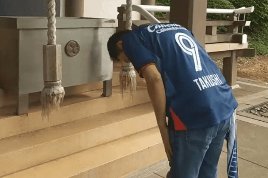 Aficionado japonés realiza ritual para que Cruz Azul sea campeón