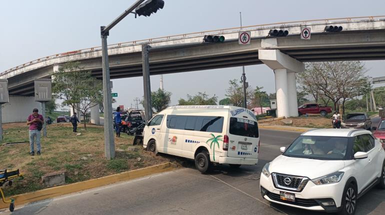 Choque de transporte público y unidad particular deja al menos 6 heridos en Villahermosa