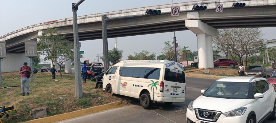 Choque de transporte público y unidad particular deja al menos 6 heridos en Villahermosa