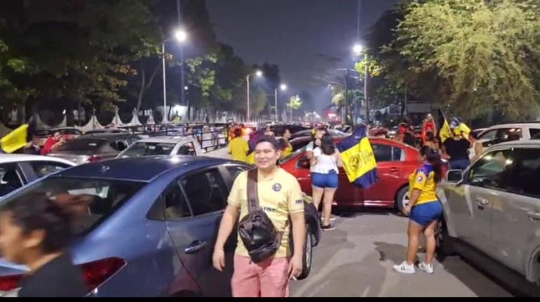 Tabasqueños festejan en estatua del Deportista título del América... pero se olvidan de su basura