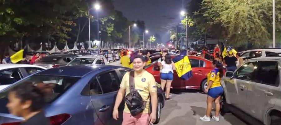 Tabasqueños festejan en estatua del Deportista título del América... pero se olvidan de su basura