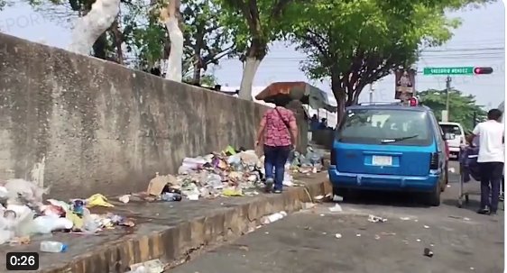 Dejan montículos de basura sobre banqueta en parque de Tamulté