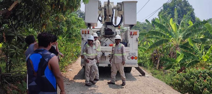 Tras 4 días sin luz, habitantes de González retienen a trabajadores de CFE