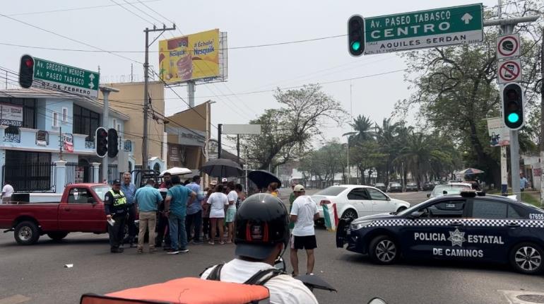 Habitantes de Gil y Sáenz cierran 27 de Febrero por falta de luz