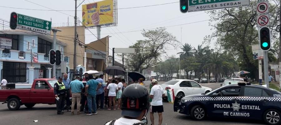 Habitantes de Gil y Sáenz cierran 27 de Febrero por falta de luz