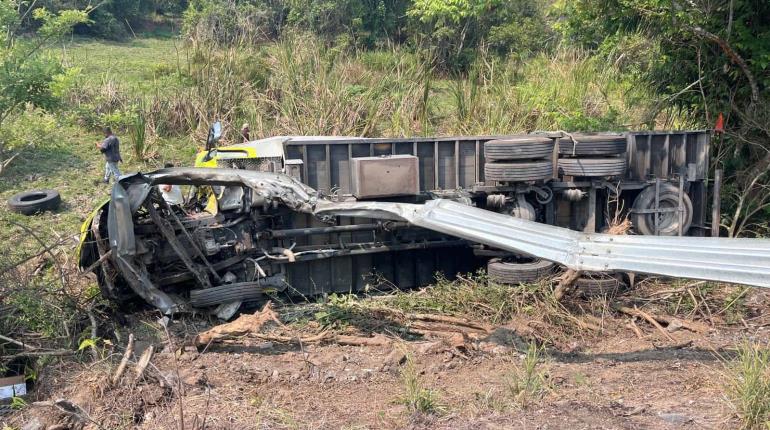 Vuelca camión de Mercado Libre en la Cárdenas – Coatzacoalcos