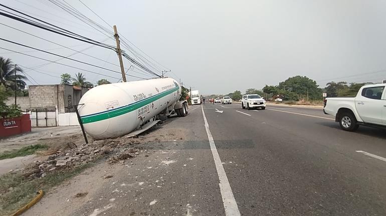 Se desengancha pipa de tráiler en la Villahermosa – Frontera