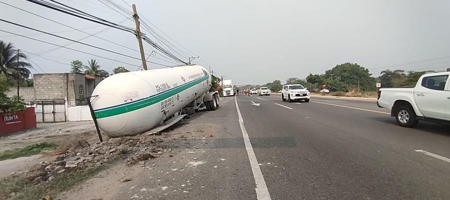 Se desengancha pipa de tráiler en la Villahermosa – Frontera