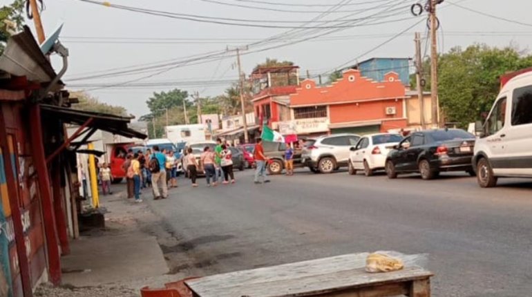 Pobladores bloquean carretera la Isla-Reforma por falta de energía eléctrica