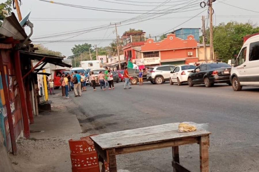 Pobladores bloquean carretera la Isla-Reforma por falta de energía eléctrica