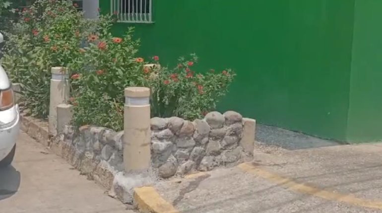 Sustraen equipamiento urbano del malecón de Gaviotas para construir jardinera en La Manga 2