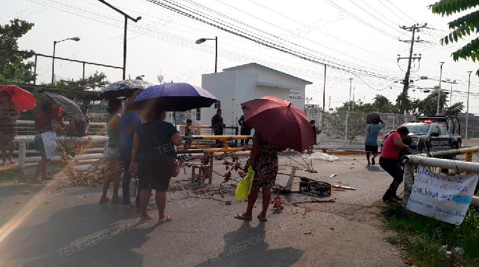 Bloquean calle de Miguel Hidalgo por falta de luz en primaria