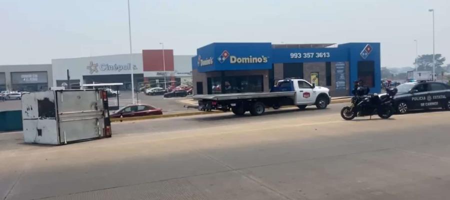 Vuelca camioneta de carga sobre vía Periférico