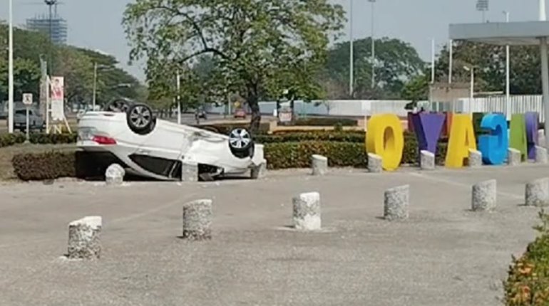 Vuelca automovilista en Av. Bicentenario; termina en jardín del Papagayo